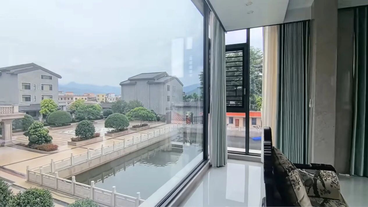 平移侧压窗厂家希欧门窗分享，低楼层阳台怎么封窗，防盗更好？